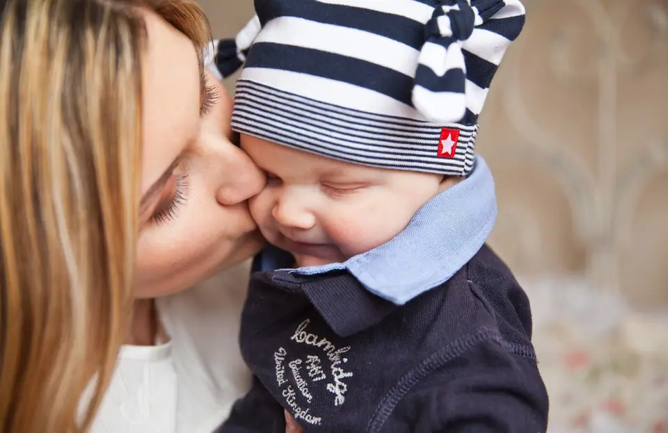 Battaniye üzerinde uzanan bir bebek